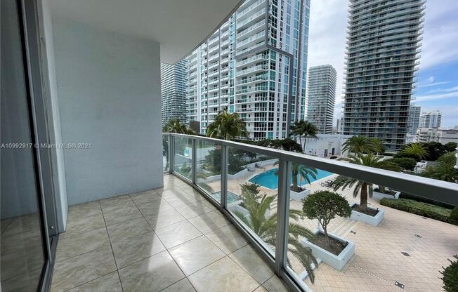 Luxury spacious 1-bedroom apartment with balcony & relaxing pool view in Brickell!