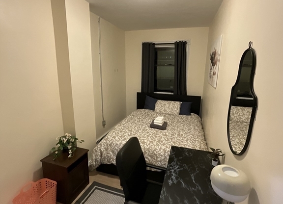 3 beds, 1 bath, 1,100 sqft, $4,700, Unit 3