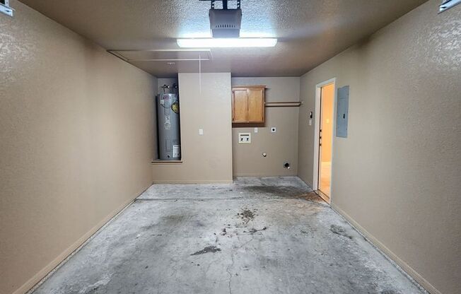 3 beds, 2 baths, $1,150, Unit B