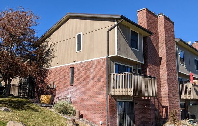 Stunning Golden Townhouse On Top of The World!