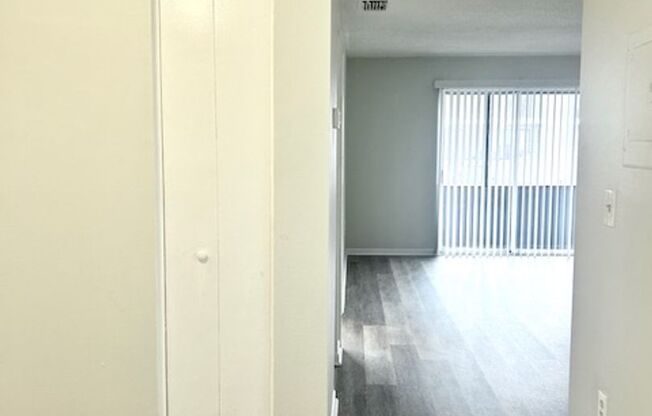 1/1 WITH BALCONY - CLOSE TO SHOPPING/COLLEGES/BEACHES