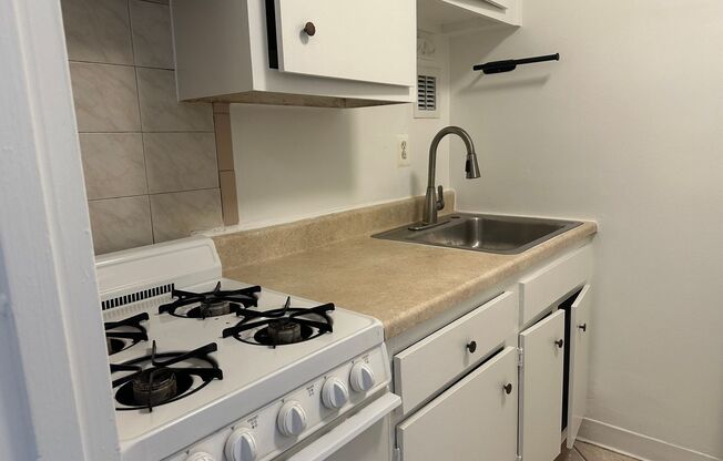 Rosslyn Studio | All Utilities Included | 1.5 Blocks to Metro