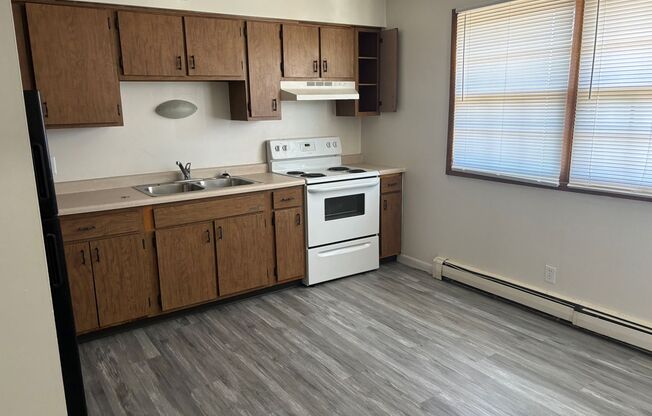 3 beds, 1.5 baths, 1,250 sqft, $1,199, Unit 560-3E