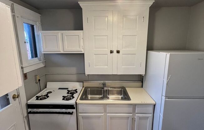 1 bed, 1 bath, $945, Unit Apt 2 Rear