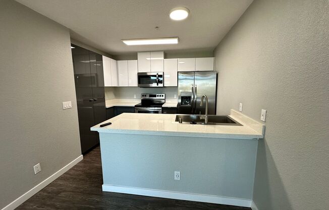 2 beds, 1 bath, 821 sqft, $2,790, Unit F036