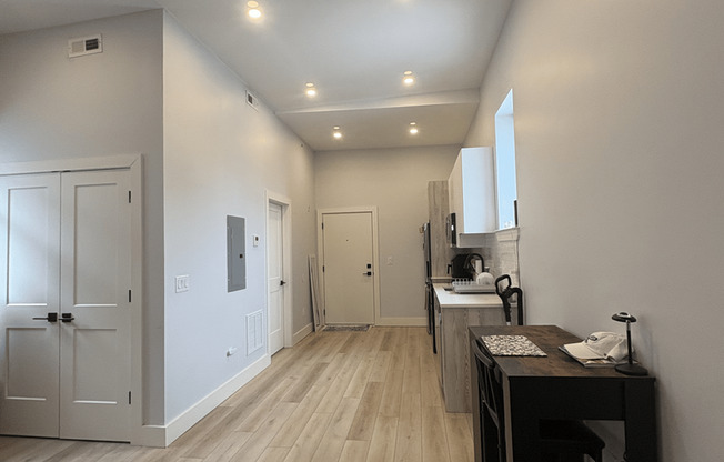 Studio, 1 bath, 400 sqft, $1,700, Unit 24