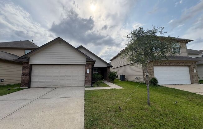 Don't miss out this spacious 4B2B Home in EVERGREEN VILLAS 77044