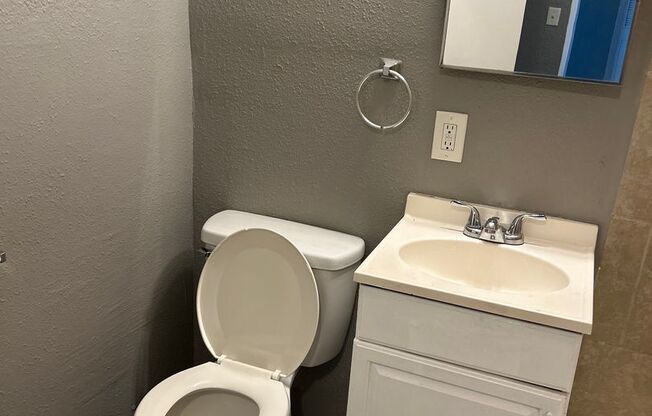 2 beds, 1 bath, 750 sqft, $1,070, Unit B05 1040 16