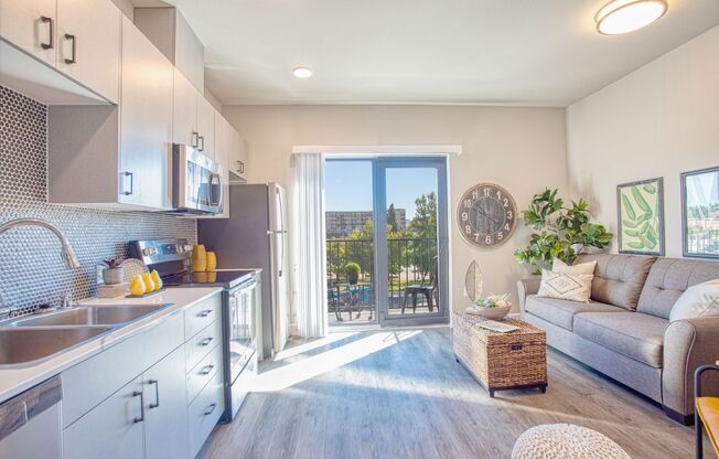 Studio, 1 bath, 327 sqft, $1,570, Unit 417-211