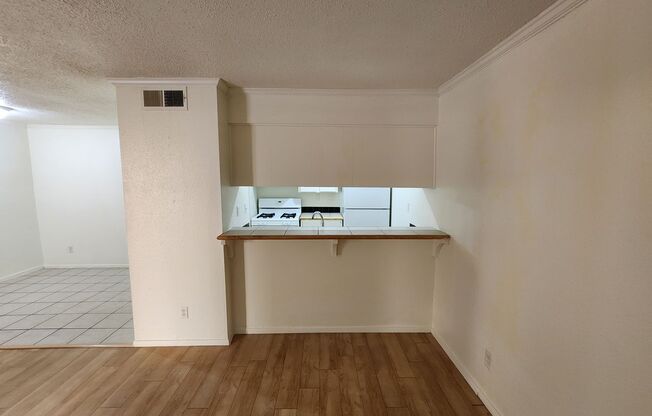 1 bed, 1 bath, 700 sqft, $995, Unit LAW11-125