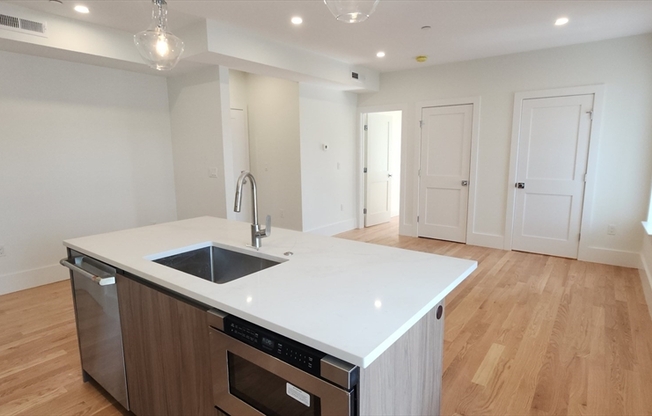 1 bed, 1.5 baths, 590 sqft, $3,300, Unit 5