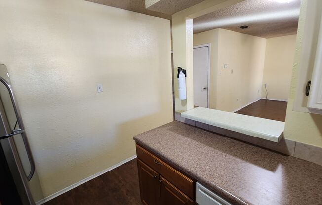 2 beds, 1 bath, $995, Unit Unit 4