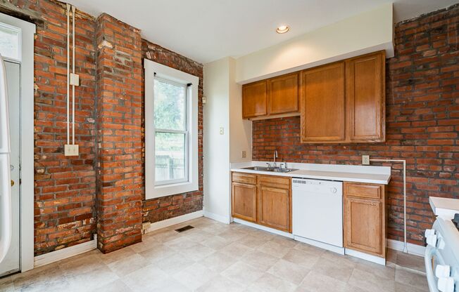 3 beds, 1.5 baths, $1,700, Unit 235 E. 3rd Ave