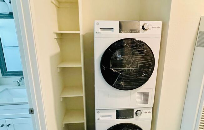 2 beds, 1 bath, $2,700, Unit 7