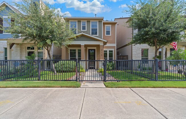 215 E COURTLAND PL