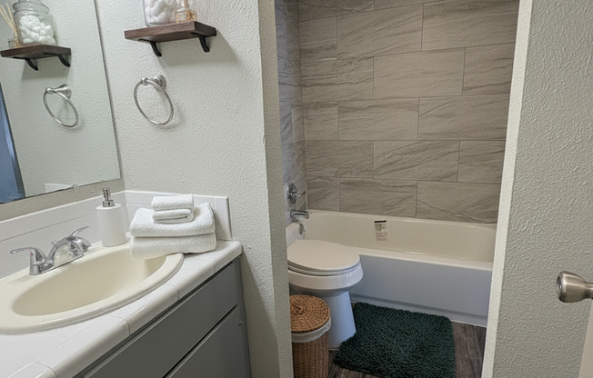 2 beds, 1.5 baths, 950 sqft, $1,070, Unit 124