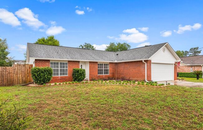 Beautiful Brick & Vinyl Home in South Crestview!