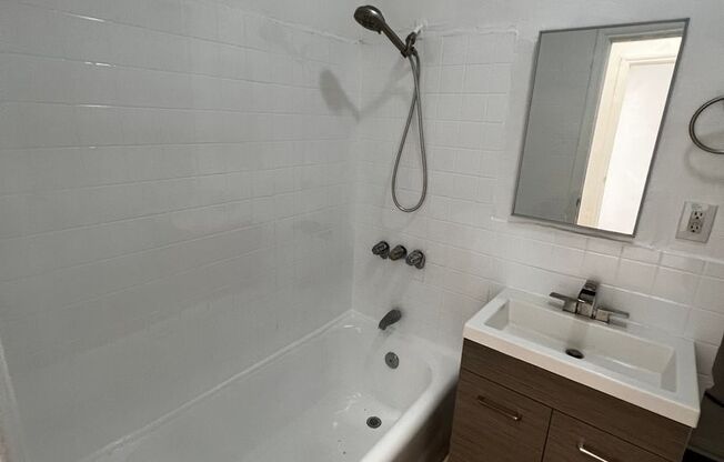 Studio, 1 bath, 400 sqft, $1,300