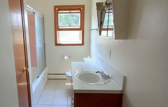 2 beds, 1 bath, 903 sqft, $1,290, Unit D-1