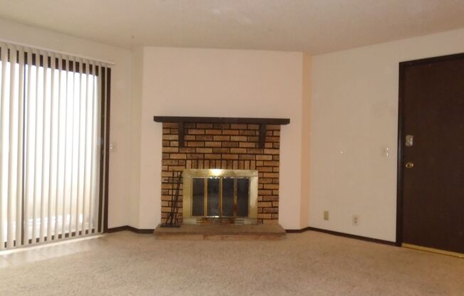 2 beds, 1 bath, $735, Unit 8