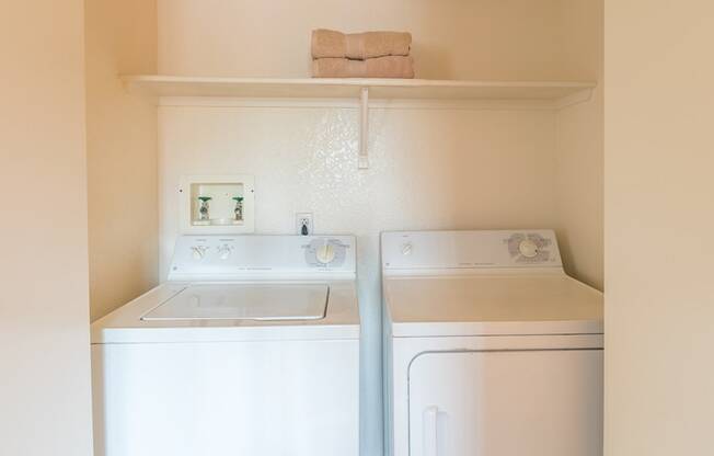 Cantera laundry room with washer and dryer