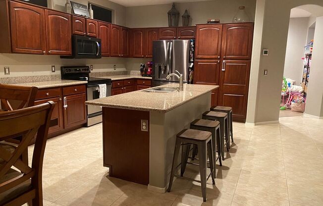 Upgraded and Spacious 5 Bed/3 Bath in Northwest Phoenix