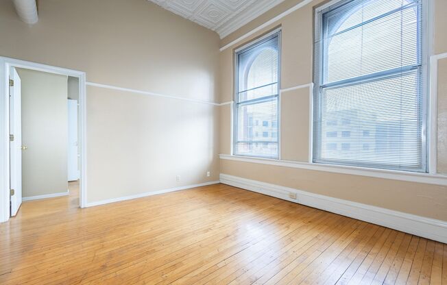 2 beds, 1 bath, 850 sqft, $899, Unit 3819 Jones St #303