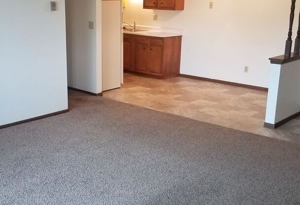 2 beds, 1 bath, $855, Unit 01