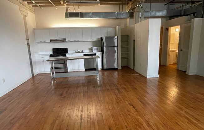 Studio, 1 bath, 814 sqft, $1,100