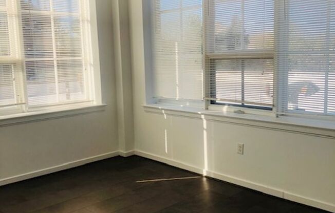 2 beds, 1 bath, 900 sqft, $1,999, Unit 200