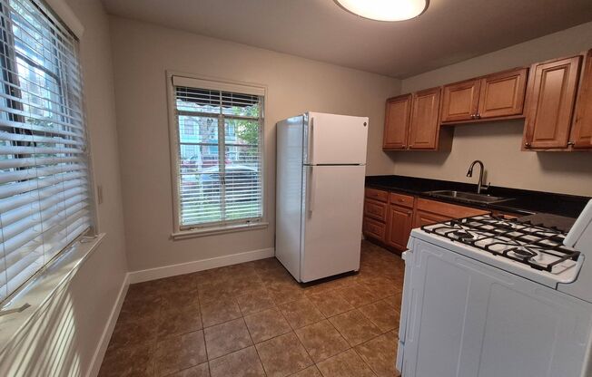 2 beds, 1 bath, $1,695, Unit 01A