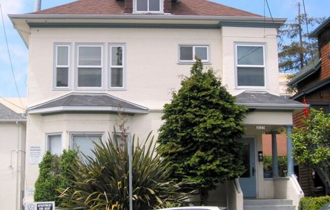-Great Downtown Berkeley Location near BART and the UC Berkeley Campus!