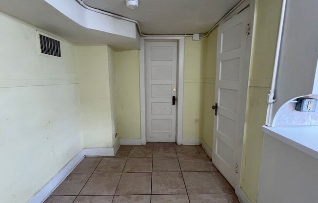 1 bed, 1 bath, $725, Unit 442 N 10th (Downstairs)