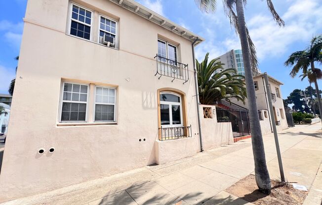 MOVE IN SPECIAL-Charming Hillcrest 2 Bedroom Apartment For Rent!!