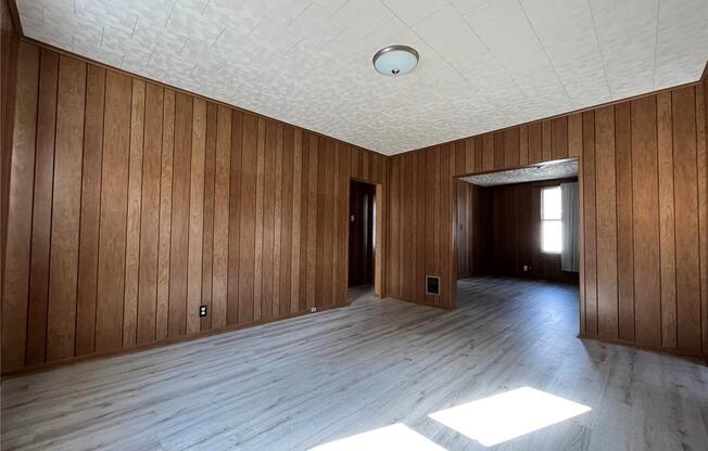 405 E 4 ST