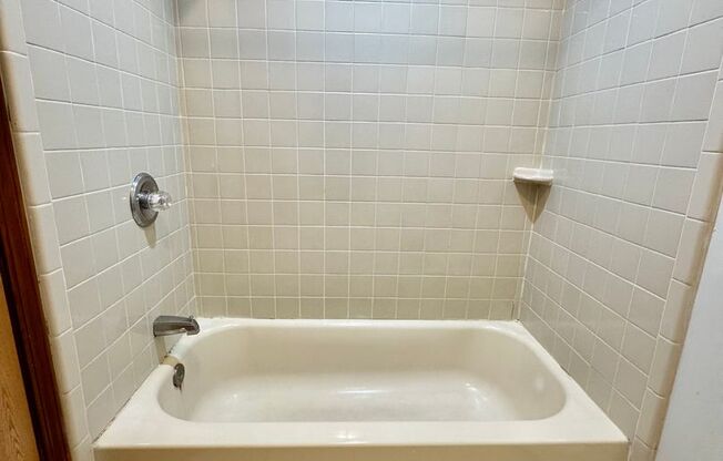 2 beds, 1 bath, 900 sqft, $1,295, Unit 4