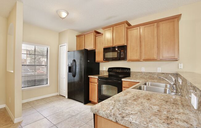 Cozy 2/2.5 Spacious Townhome with a Covered Patio in the Gated Community of Windsor Lakes - Sanford!