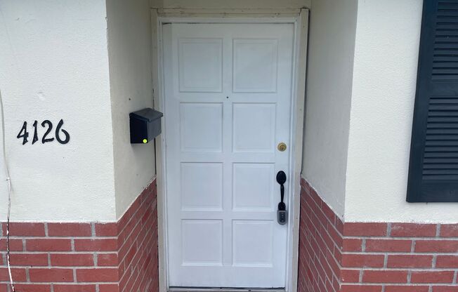 2/1 1/2 Duplex Apartment with Back Yard