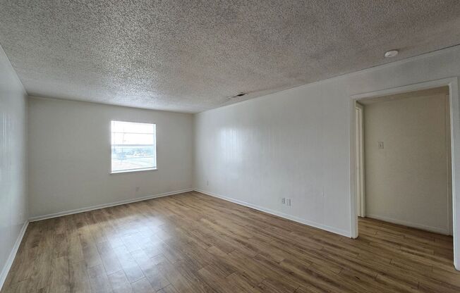 2 beds, 1 bath, $695, Unit 1701 Kirk Avenue - 3