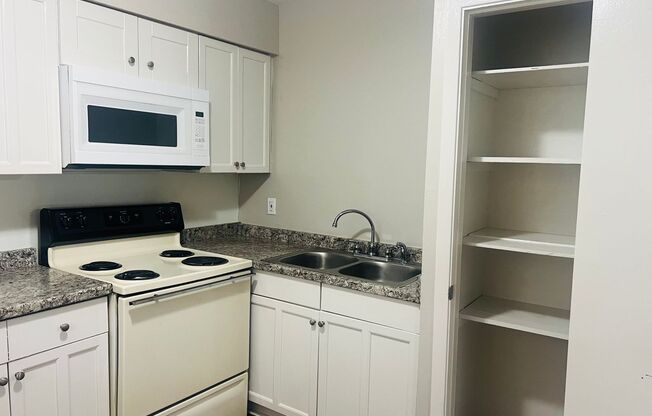 Studio, 1 bath, 494 sqft, $690, Unit 32