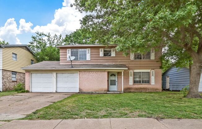 2-Story 4/2/2 with 2 Living areas and Computer Room in Lancaster!