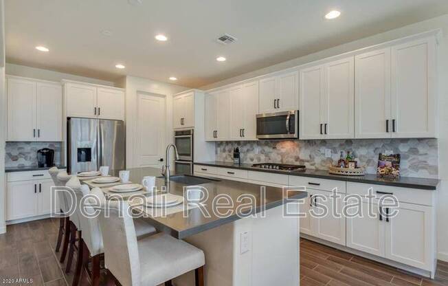 923 W YELLOWSTONE WAY
