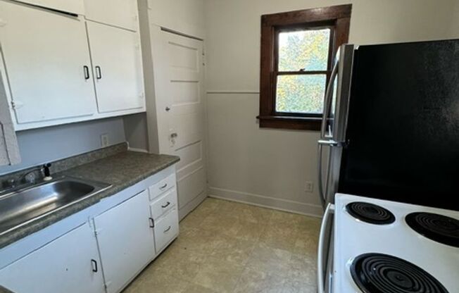 3 beds, 1 bath, $899