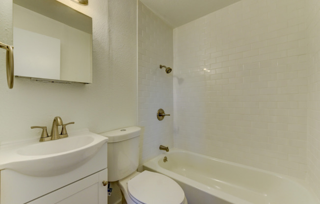 2 beds, 1 bath, 605 sqft, $1,995, Unit 13