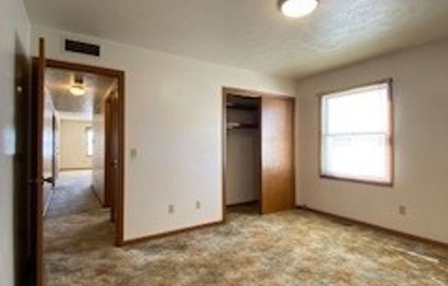 2 beds, 1 bath, $895, Unit APT. 3