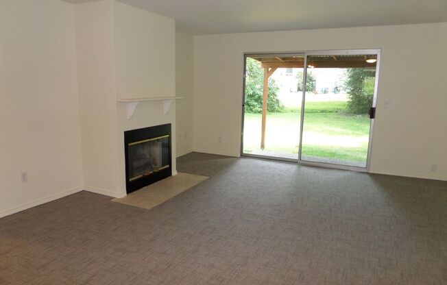 Super-Cute 2 Bedroom, 2 Bath Duplex in Unbeatable Location in Bellevue!!