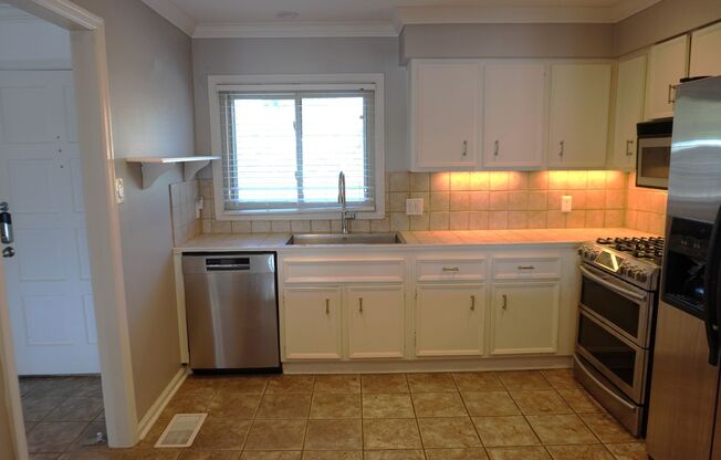 2 beds, 2.5 baths, $2,300, Unit Unit 41