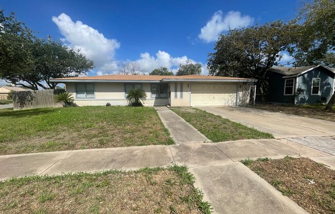 3/2/2 home on a quiet street. Centrally located to restaurants, and shopping.