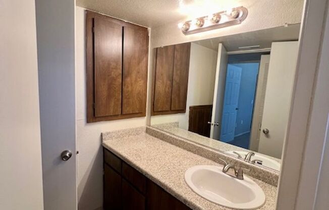 1 bed, 1 bath, 700 sqft, $1,595, Unit 36