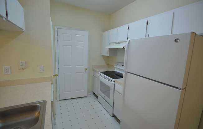 TEMPLE TERRACE: Second floor unit $1350 month. Gated Community! Convenient to USF